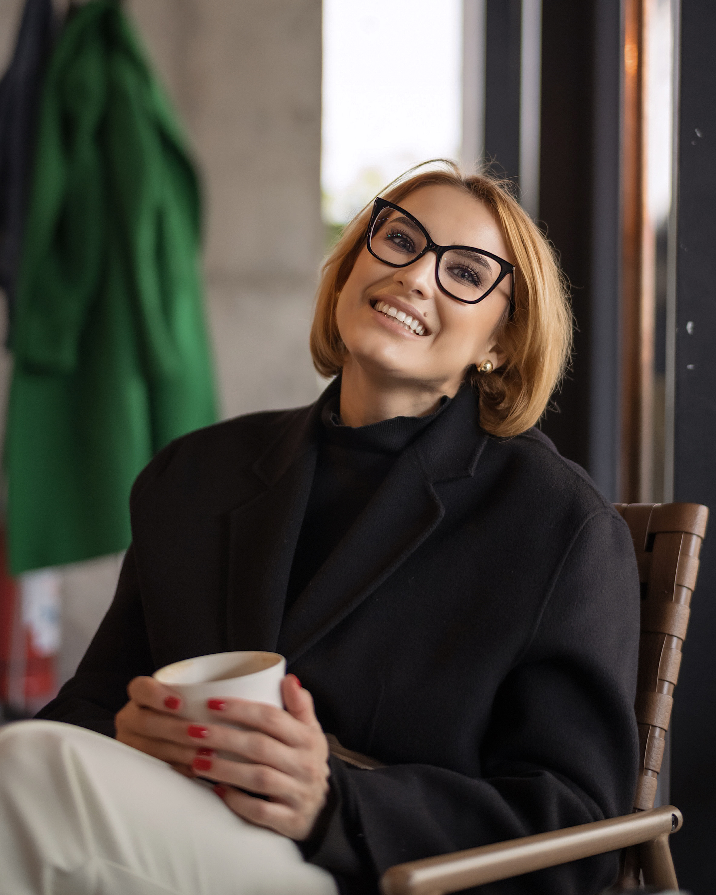 Imagine cu Eliza Marele cu o ceasca de cafea in mana